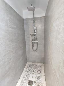y baño con ducha con cabezal de ducha. en L'Escale cocooning T3 Centre ville, en Bagnères-de-Bigorre