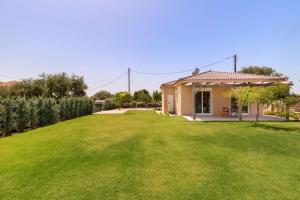 Fotografie z fotogalerie ubytování Dimitra's sunny villa v destinaci Mirsinokhórion + 16 fotografií