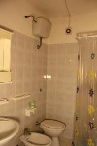 uma casa de banho com um WC e um lavatório em Residence Gli Stingi em Vieste