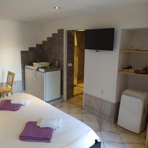 une chambre avec une table blanche et une cuisine dans l'établissement Zana Apartments, à Stari Grad