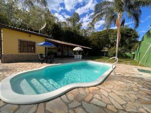 uma piscina em frente a uma casa em Casa de Campo em Penedo - RJ em Itatiaia