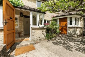 Gallery image of Architect Designed Cosy Cotswold Stone Cottage in Quenington