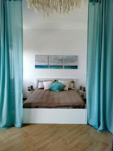 een slaapkamer met een bed met blauwe gordijnen bij MareNostrum in Pieve Ligure
