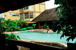 Kim Hotel في كيغالي: مسبح كبير امام مبنى