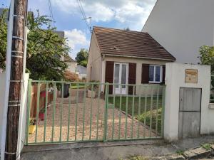 a fence in front of a house at Gite Orsay, 300m RER in Orsay