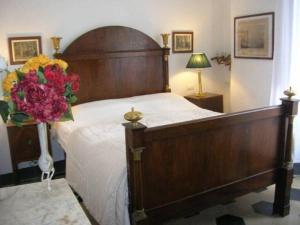 レヴァントにあるImpero Luxury Apartmentの花瓶付きの大きな木製ベッドが備わるベッドルーム1室が備わります。
