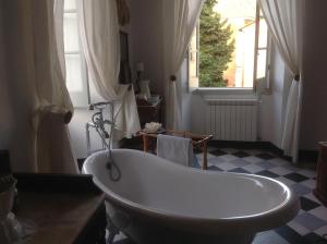 Impero Luxury Apartment tesisinde bir banyo