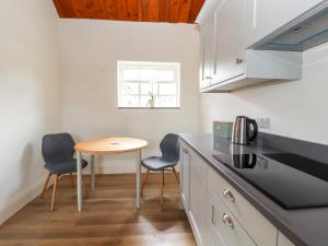 Η κουζίνα ή μικρή κουζίνα στο Wren cottage +12 φωτογραφίες