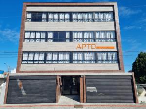 un immeuble de bureaux avec un panneau d'apollo dans l'établissement APTO Studios, à Itajaí