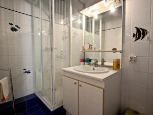 bagno bianco con lavandino e doccia di Appartement Chamrousse, 3 pièces, 8 personnes - FR-1-549-70 a Chamrousse