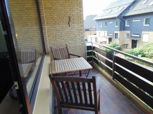 2 chaises et une table sur un balcon dans l'établissement Harz Reloaded Thomsen, à Hahnenklee