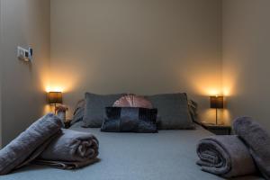 een slaapkamer met een bed met handdoeken erop bij Parke -HotTub- Apartment in Pembroke Dock