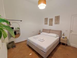 Posteľ alebo postele v izbe v ubytovaní CORONARI Suite - A love nest at Navona Square
