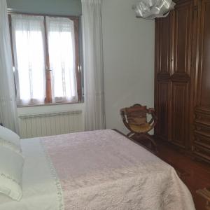 a bedroom with a bed and a window at Il Bagnolo in Palazzo