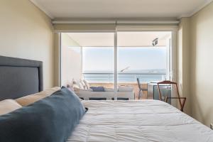 Postel nebo postele na pokoji v ubytování Neptuno Apartment 2BR W/Sea View & Parking