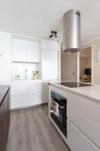 Kuchyň nebo kuchyňský kout v ubytování Neptuno Apartment 2BR W/Sea View & Parking
