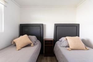 Postel nebo postele na pokoji v ubytování Neptuno Apartment 2BR W/Sea View & Parking