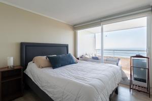Postel nebo postele na pokoji v ubytování Neptuno Apartment 2BR W/Sea View & Parking