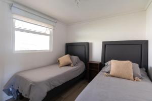 Postel nebo postele na pokoji v ubytování Neptuno Apartment 2BR W/Sea View & Parking