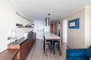Kuchyň nebo kuchyňský kout v ubytování Neptuno Apartment 2BR W/Sea View & Parking