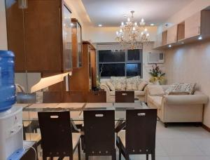 宿务Horizons 101 Condominium Cebu City near Malls的带沙发、桌子和椅子的客厅