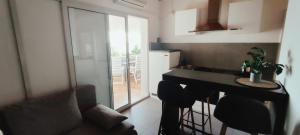 een keuken met een tafel en stoelen en een raam bij Apartments Bosnic in Prizba