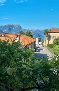 Blick auf eine Straße mit Häusern und Bäumen in der Unterkunft La Chicca del Lago di Como-a due passi da Varenna in Lierna