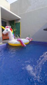 une piscine avec 2 manèges gonflables dans l'eau dans l'établissement Villa Private Pool Syariah Musim Liburan, à Batu
