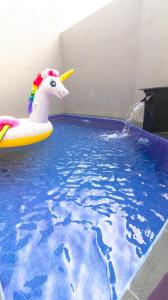 - une piscine avec un maïs dans l'eau dans l'établissement Villa Private Pool Syariah Musim Liburan, à Batu