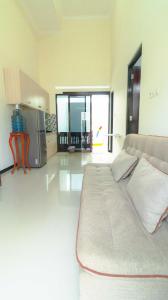 Il comprend un salon avec un lit et une cuisine. dans l'établissement Villa Private Pool Syariah Musim Liburan, à Batu