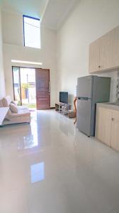 une cuisine vide avec un réfrigérateur dans la chambre dans l'établissement Villa Private Pool Syariah Musim Liburan, à Batu