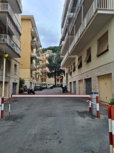 uma rua com uma barricada vermelha e branca numa cidade em Appartamento Sandro by PortofinoVacanze em Rapallo
