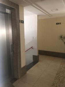 a hallway of a building with a elevator at Apartamento Peracanga com Wi-Fi in Guarapari