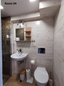 Villa Krysia 50 m do morza的一间浴室