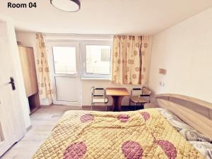 Schlafzimmer mit einem Bett, einem Tisch und Stühlen in der Unterkunft Villa Krysia 50 m do morza in Misdroy