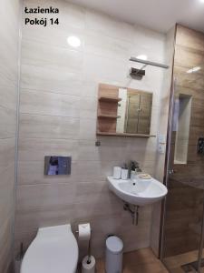 Villa Krysia 50 m do morza的一间浴室