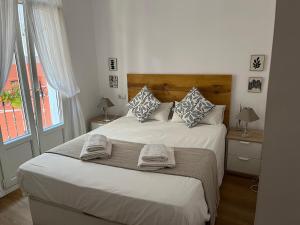 une chambre avec un grand lit avec des serviettes dessus dans l'établissement El Botxito, à Bilbao