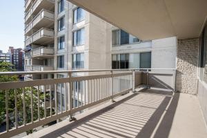 een balkon van een appartementencomplex met een leuning bij Great 1 Bedroom Condo At Arlington With Gym in Arlington
