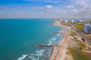 卡塔赫纳Casa Hotel Marbella Beach的享有海滩的空中景色,设有建筑和海洋