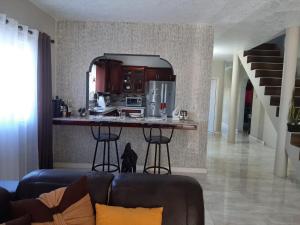 uma sala de estar com um balcão e uma cozinha em Hill view Vacational Rental em Runaway Bay