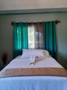 מיטה או מיטות בחדר ב-Hill view Vacational Rental