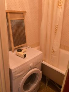 un piccolo bagno con servizi igienici e doccia di Back to USSR a Sillamäe