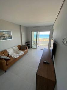 TV a/nebo společenská místnost v ubytování Superbe appartement Première ligne de mer