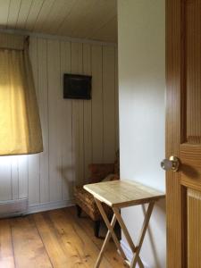 een kamer met een tafel, een stoel en een raam bij Gite chez Gilles Lévesque in Saints-Anges