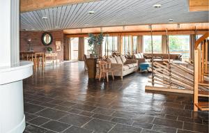 ein Wohnzimmer mit einem Sofa und einem Tisch in der Unterkunft Cozy Apartment In Geilo With House A Panoramic View in Geilo