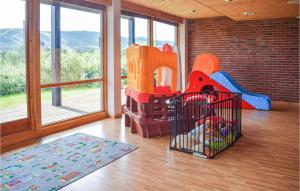 Habitación con zona de juegos con parque infantil en Cozy Apartment In Geilo With House A Panoramic View en Geilo
