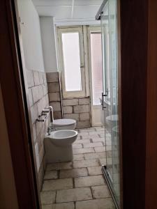 サレルノにあるCore City Salernoのバスルーム(トイレ、洗面台付)