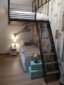 um quarto com um beliche e uma escada em Appartement Chez Bernadette à 50m de la plage em Saint-Cast-le-Guildo