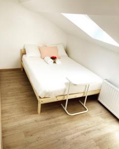 Dormitorio pequeño con cama en el ático en Benny's Rooms Brussels City Centre en Bruselas