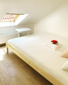 Un dormitorio con una gran cama blanca con flores. en Benny's Rooms Brussels City Centre, en Bruselas